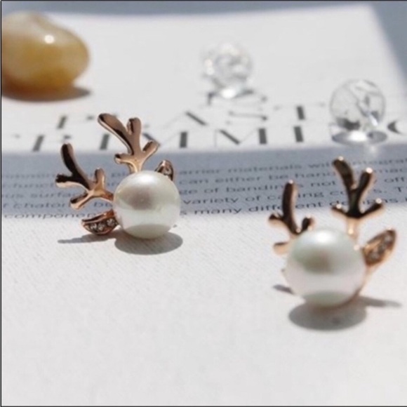 1 Left! Gift Boxed Faux Pearl Reindeer Earrings! - Picture 5 of 5